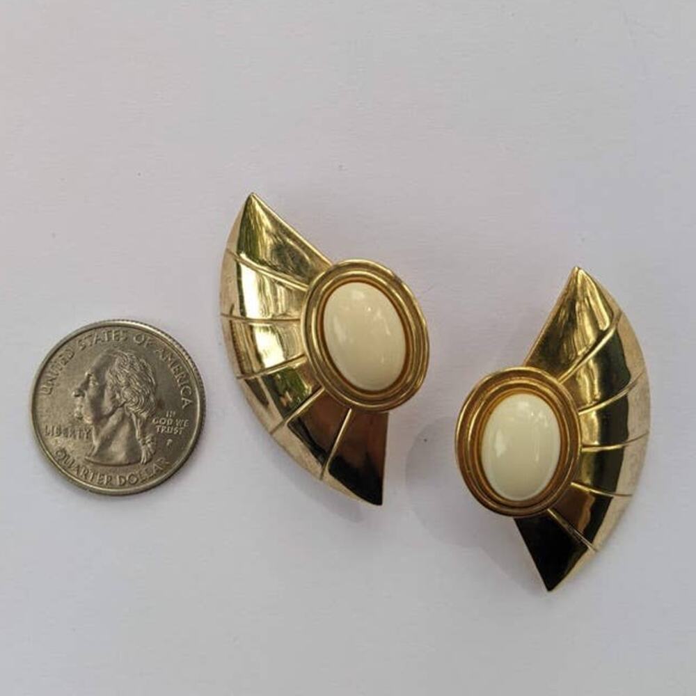 Golden fan pale cabochon 80s style post earrings - Picture 5 of 6